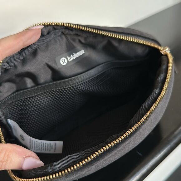 New w/tags Lululemon everywhere belt bag, black velour soft luxurious gift - Picture 6 of 7